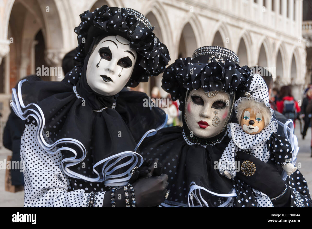Couple en noir et blanc avec marionnette clown, Carnaval de Venise, Venise, Vénétie, Italie, Europe Banque D'Images
