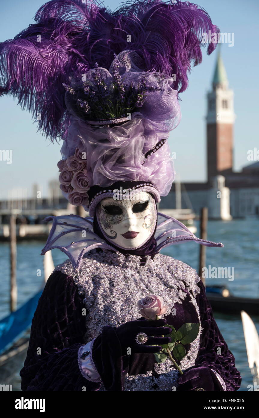 Dame en noir et violet masque et chapeau à plumes, Carnaval de Venise,  Venise, UNESCO World Heritage Site, Vénétie, Italie, Europe Photo Stock -  Alamy