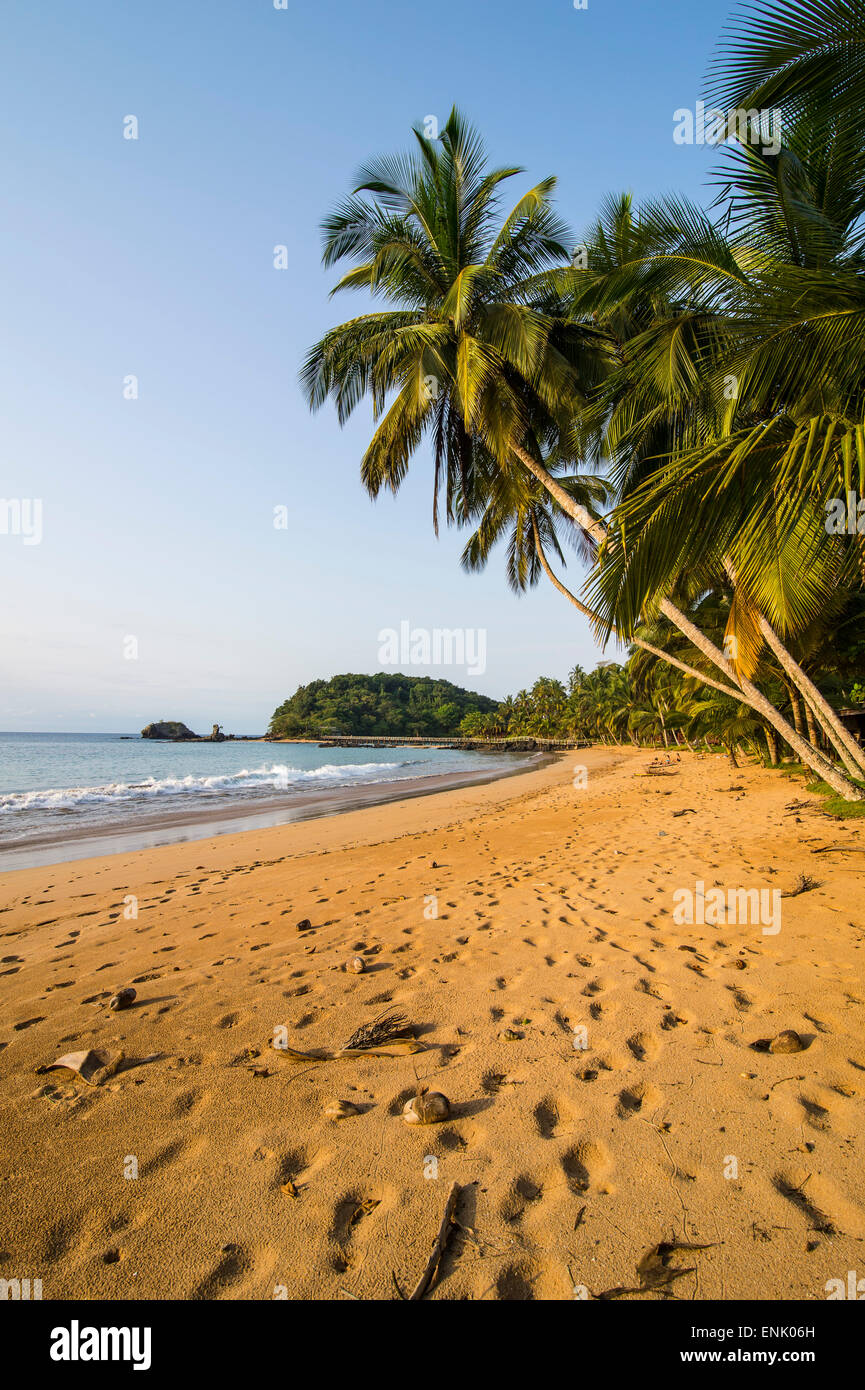Belle plage dans le Bom Bom Resort, Réserve de biosphère de l'UNESCO, principe, Sao Tomé-et-Principe, Océan Atlantique, Afrique Banque D'Images
