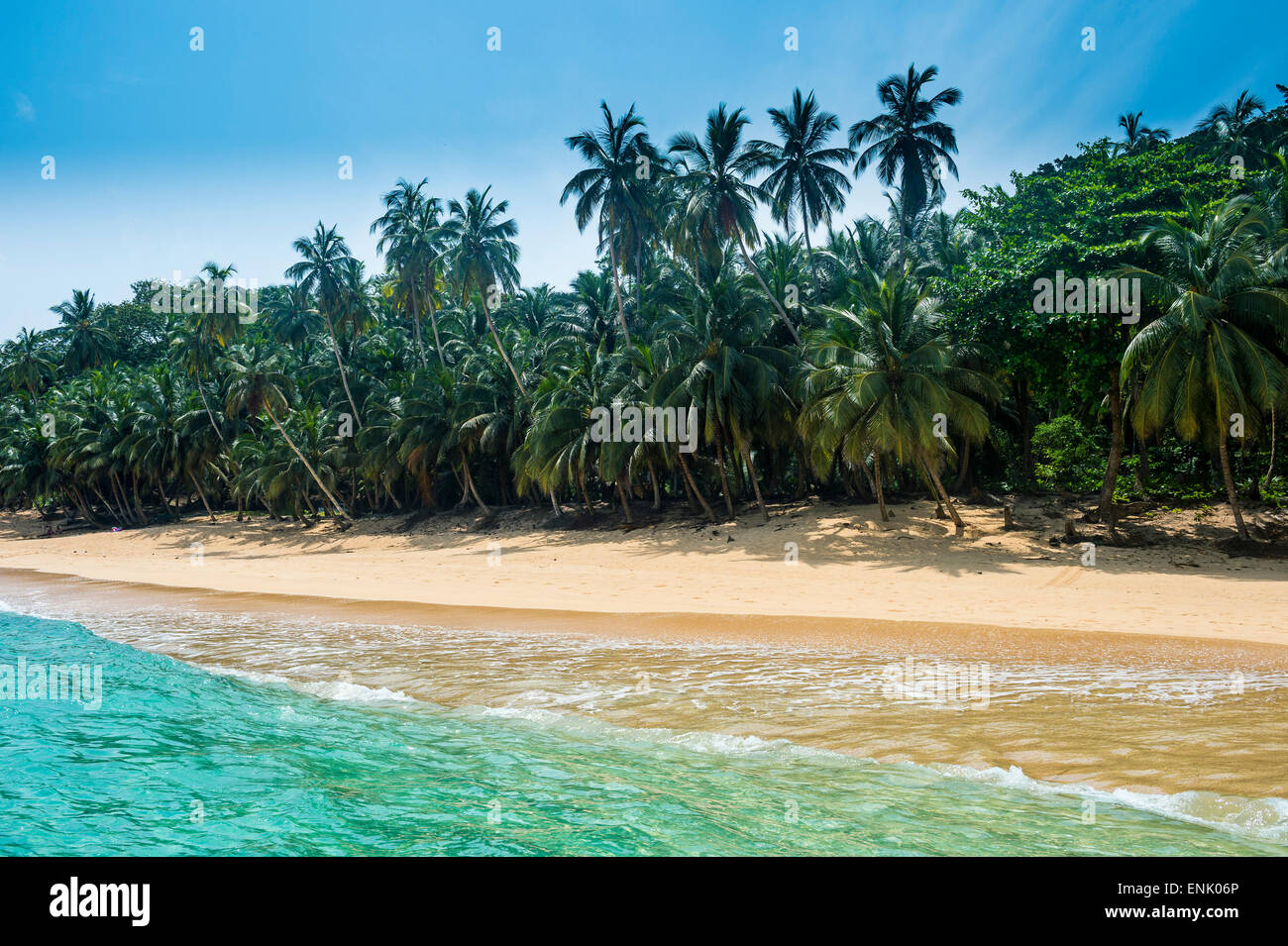 Plage tropicale à distance sur la Réserve de biosphère de l'UNESCO-Principe, Sao Tomé-et-Principe, Océan Atlantique, Afrique Banque D'Images