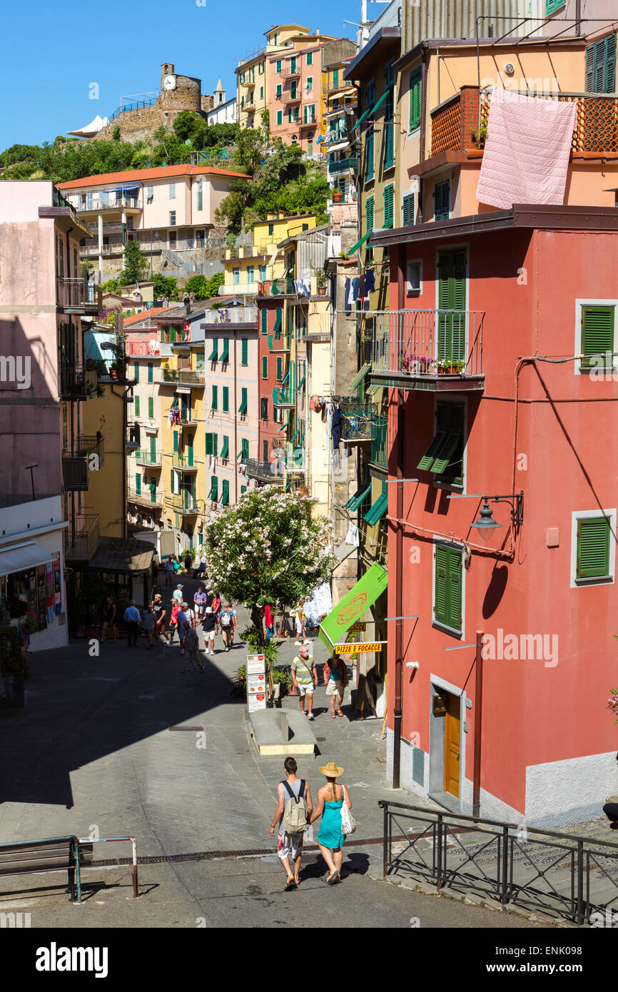 Les rues étroites dans la falaise, village de Riomaggiore, Cinque Terre, UNESCO World Heritage Site, Ligurie, Italie, Europe Banque D'Images