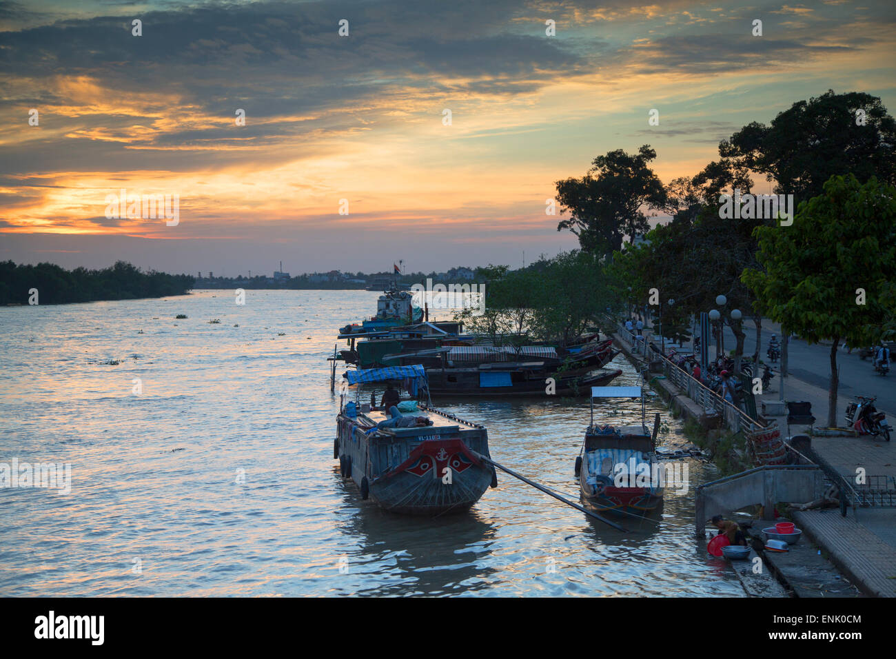 Bateaux sur la rivière Ben Tre Ben Tre, au coucher du soleil, Delta du Mékong, Vietnam, Indochine, Asie du Sud-Est, l'Asie Banque D'Images