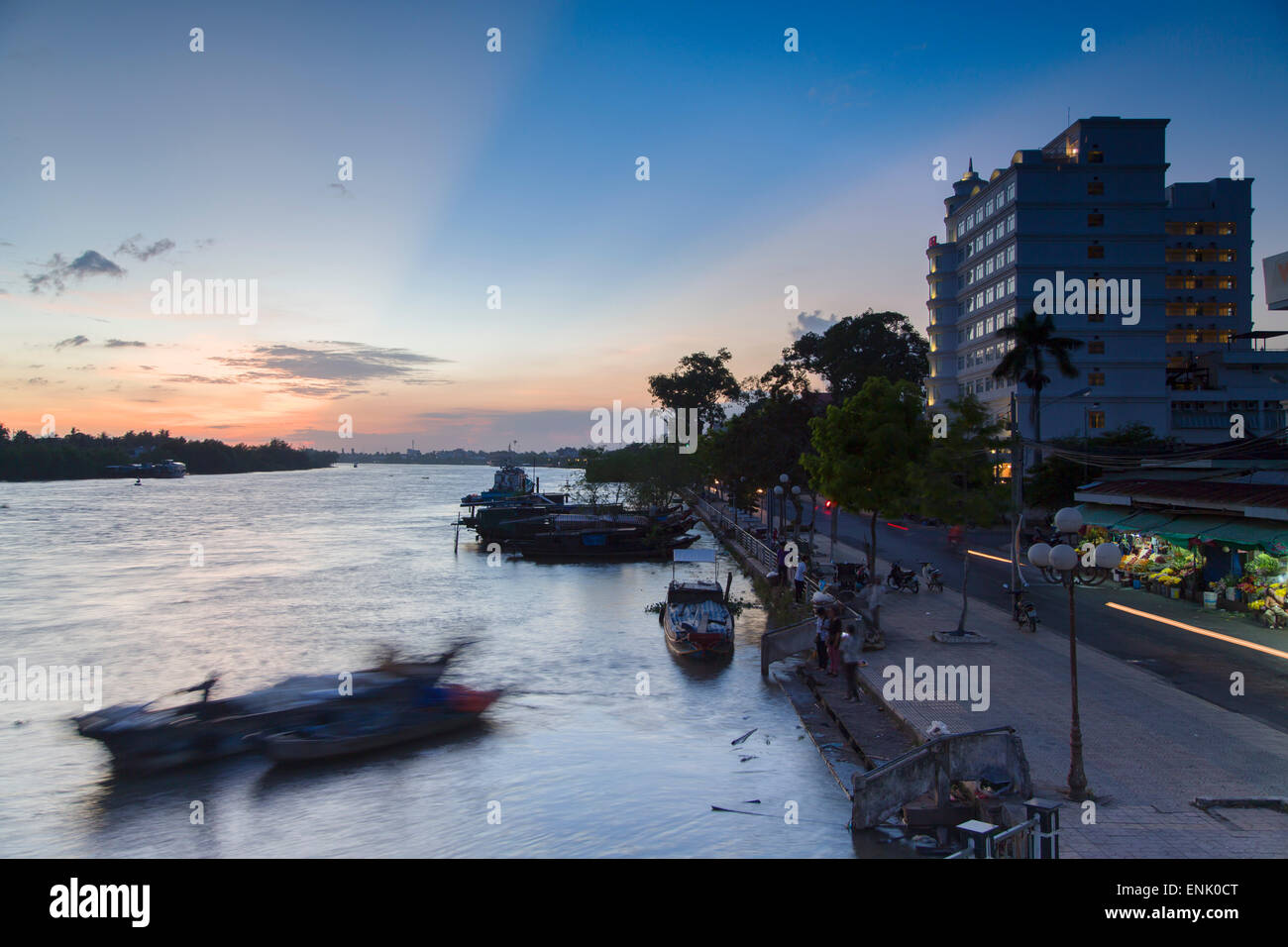 Bateaux sur la rivière Ben Tre Ben Tre, au coucher du soleil, Delta du Mékong, Vietnam, Indochine, Asie du Sud-Est, l'Asie Banque D'Images