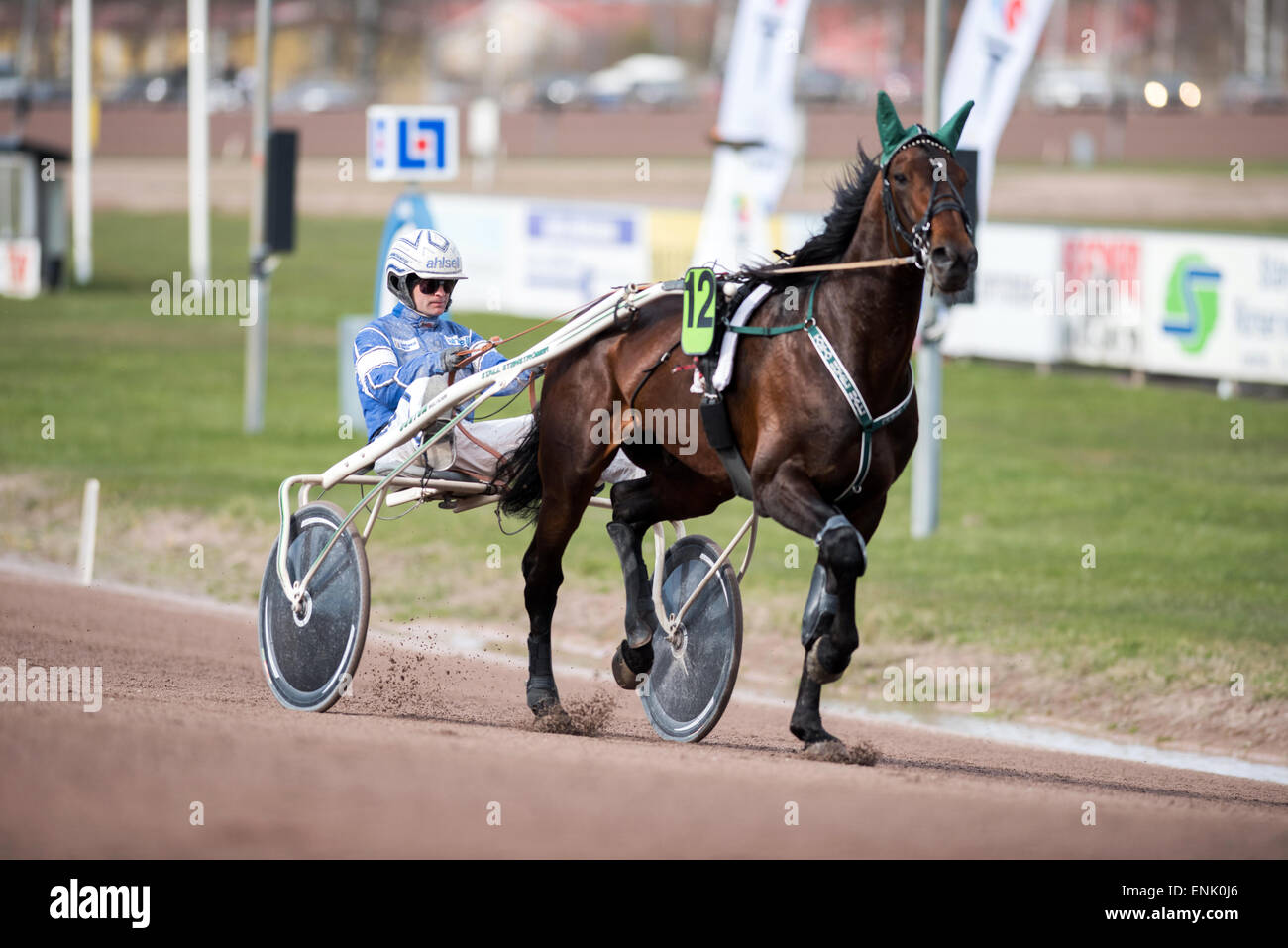 Erik Adielsson conducteur du faisceau dans le sulky préparer Tokio Hotel Hall pour une course au faisceau Mantorp race course. Banque D'Images