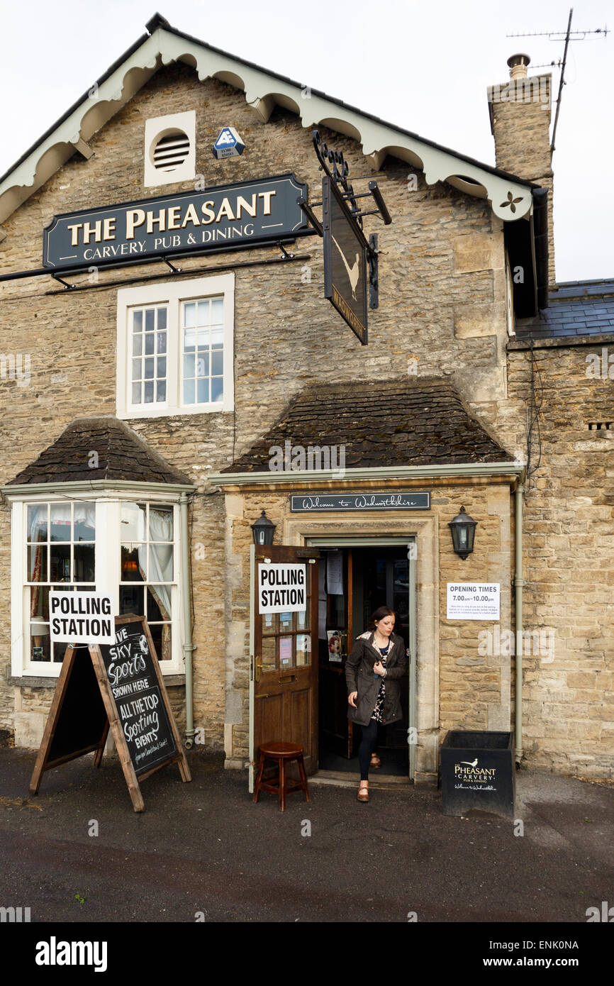 Chippenham, Wiltshire, Royaume-Uni. 7 mai, 2015. Une femme est représentée laissant une élection générale 2015 de vote qui a été mis en place dans un pub. Credit : lynchpics/Alamy Live News Banque D'Images