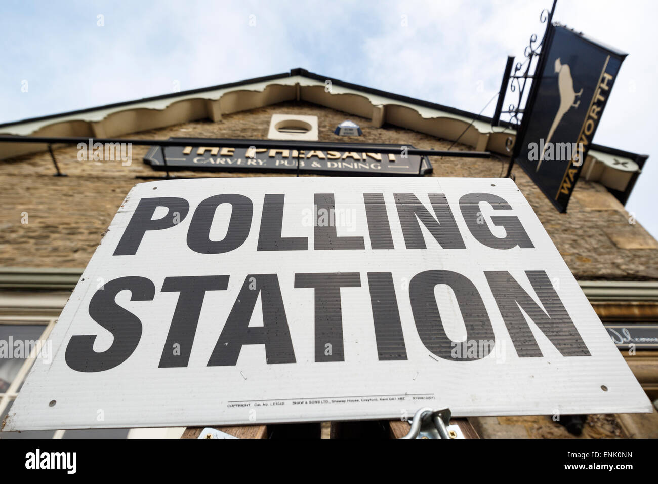 Chippenham, Wiltshire, Royaume-Uni. 7 mai, 2015. Un bureau de scrutin signe est représenté à l'extérieur d'un pub qui sert de bureau de vote des élections générales de 2015. Credit : lynchpics/Alamy Live News Banque D'Images