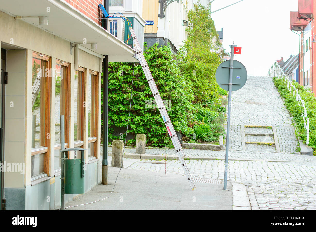 KARLSHAMN, Suède - mai 06, 2015 : l'échelle automatique placé sur un trottoir à l'immeuble. Air conditionné d'être montées. Personne n'est en vue. Banque D'Images