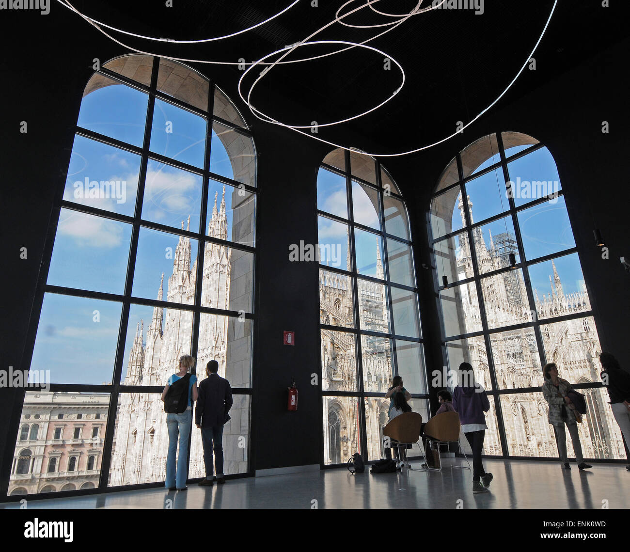 Italie, Milan, le musée des arts modernes de la 900 dans l'Arengario palace à la place du Duomo, la sculpture par Lucio Fontana Banque D'Images
