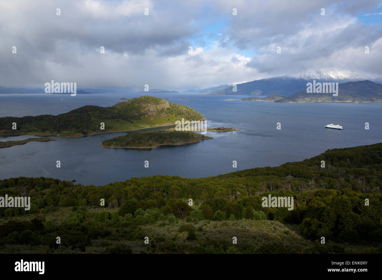 Australis expedition cruise ship ancrée face à l'île de Navarino, Tierra del Fuego, au Chili, en Amérique du Sud Banque D'Images