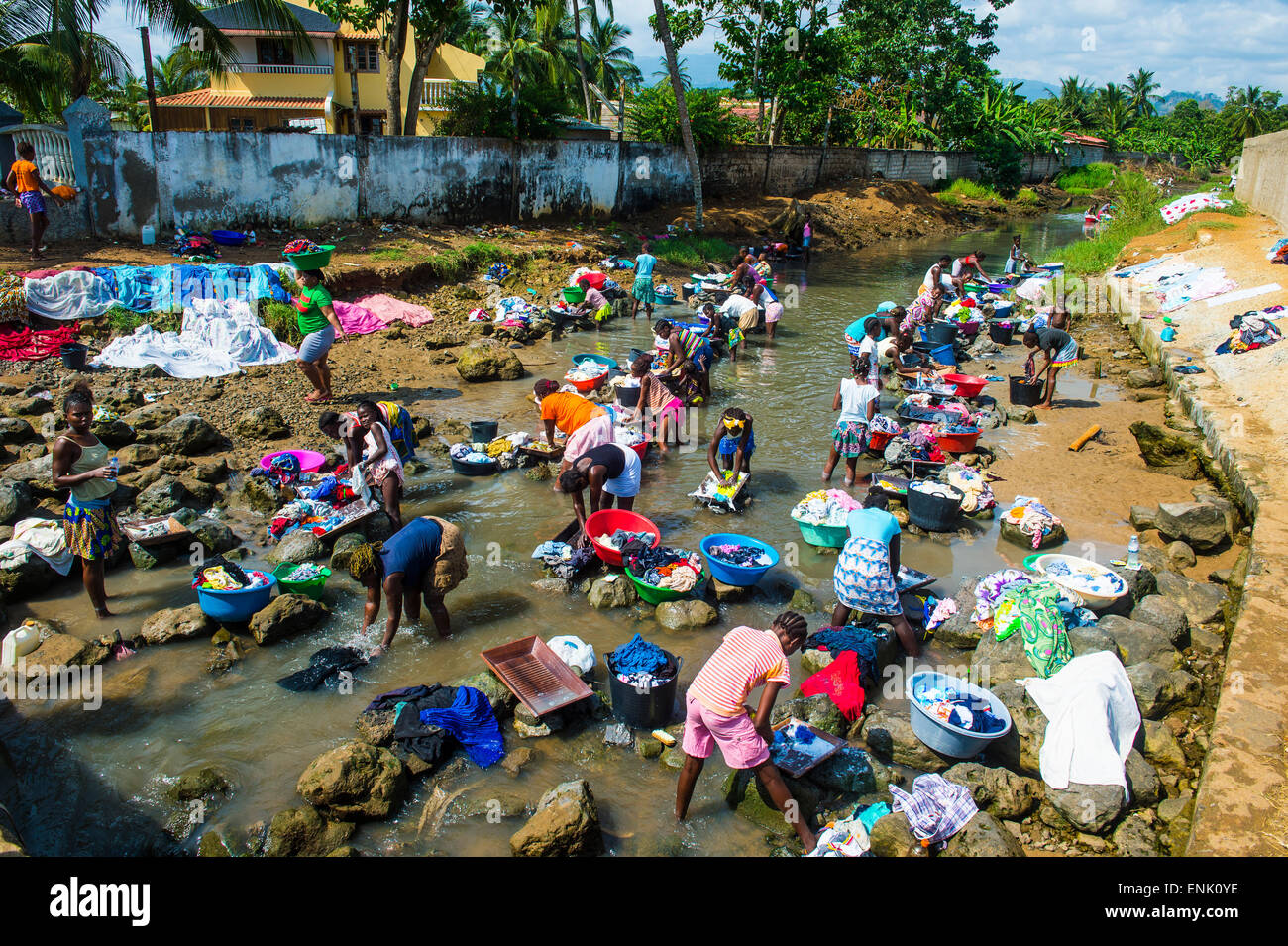 Les femmes lavent les vêtements dans le lit d'une rivière, ville de Sao Tomé, Sao Tomé et Principe, Océan Atlantique, Afrique Banque D'Images