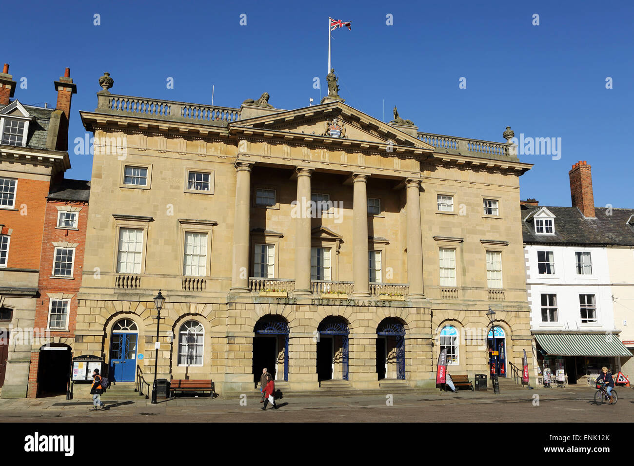 La façade géorgienne de l'hôtel de ville et marché du beurre, galerie marchande, Newark-on-Trent, Lancashire, England, UK Banque D'Images