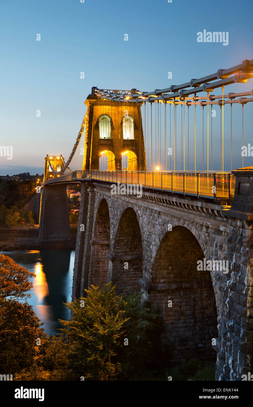 Suspension de Menai Bridge at night, construit en 1826 par Thomas Telford, Bangor, Gwynedd, Pays de Galles, Royaume-Uni, Europe Banque D'Images