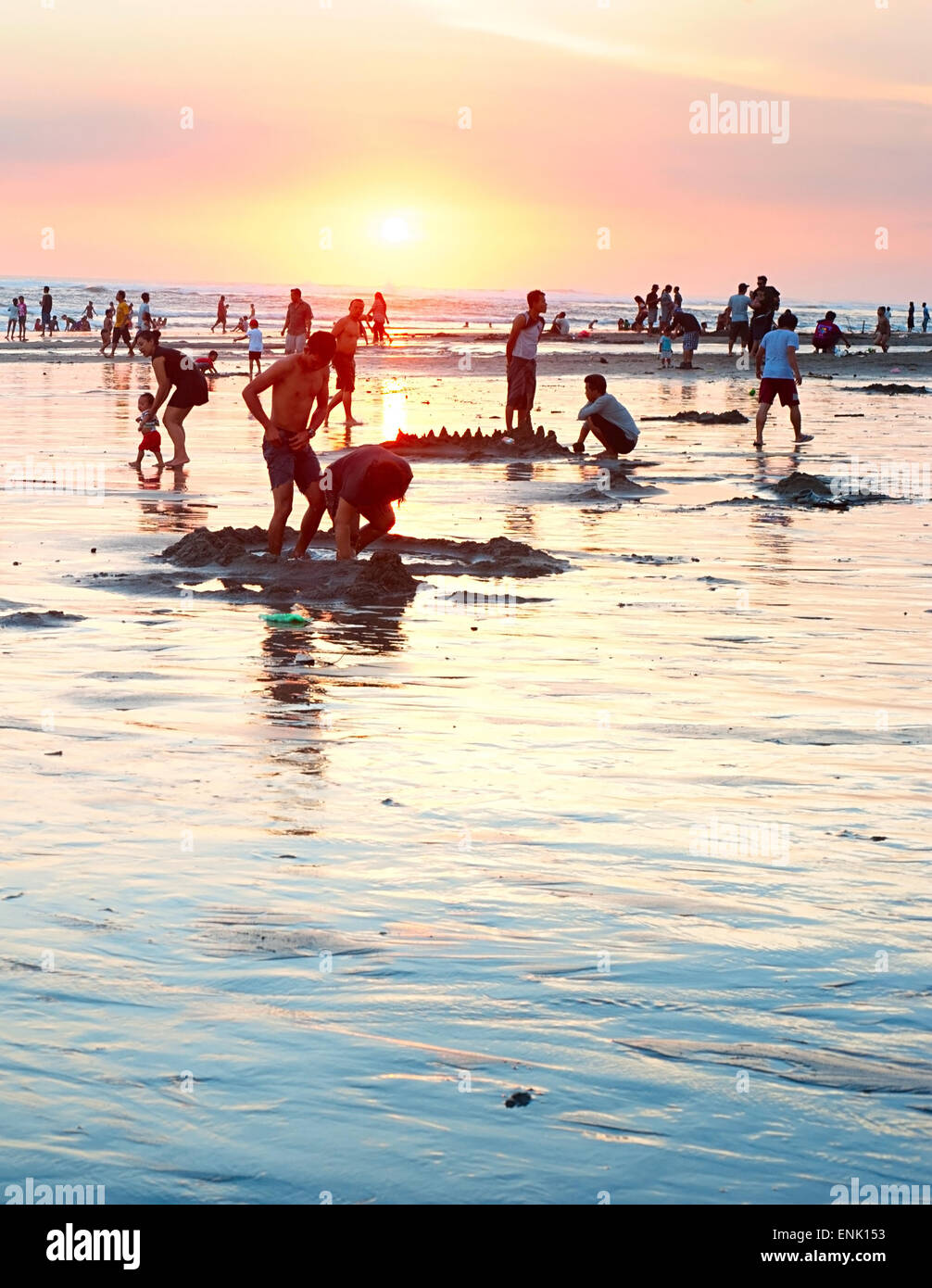 La population locale se reposant à la plage sur l'océan sur l'île de Bali. Banque D'Images