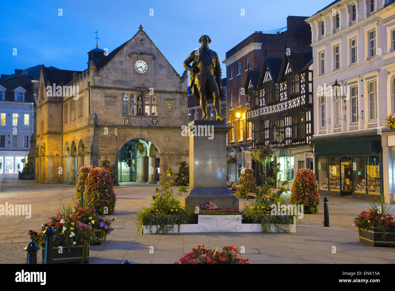La Vieille Halle et Robert Clive statue, La Place, Shrewsbury, Shropshire, Angleterre, Royaume-Uni, Europe Banque D'Images