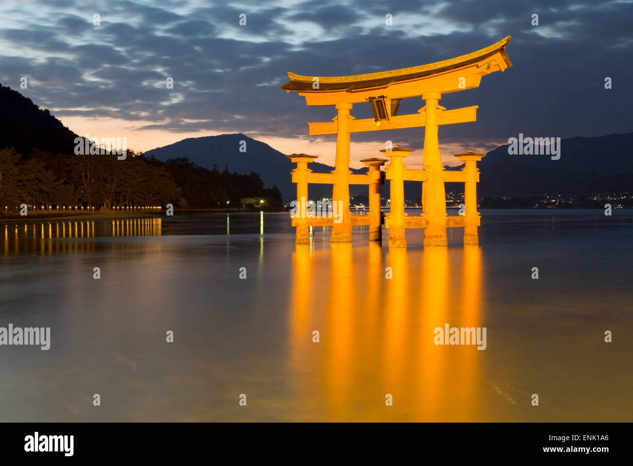 Le Miyajima de torii flottant d'Itsukushima au crépuscule, l'UNESCO, l'île de Miyajima, dans l'ouest de Honshu, Japon, Asie Banque D'Images