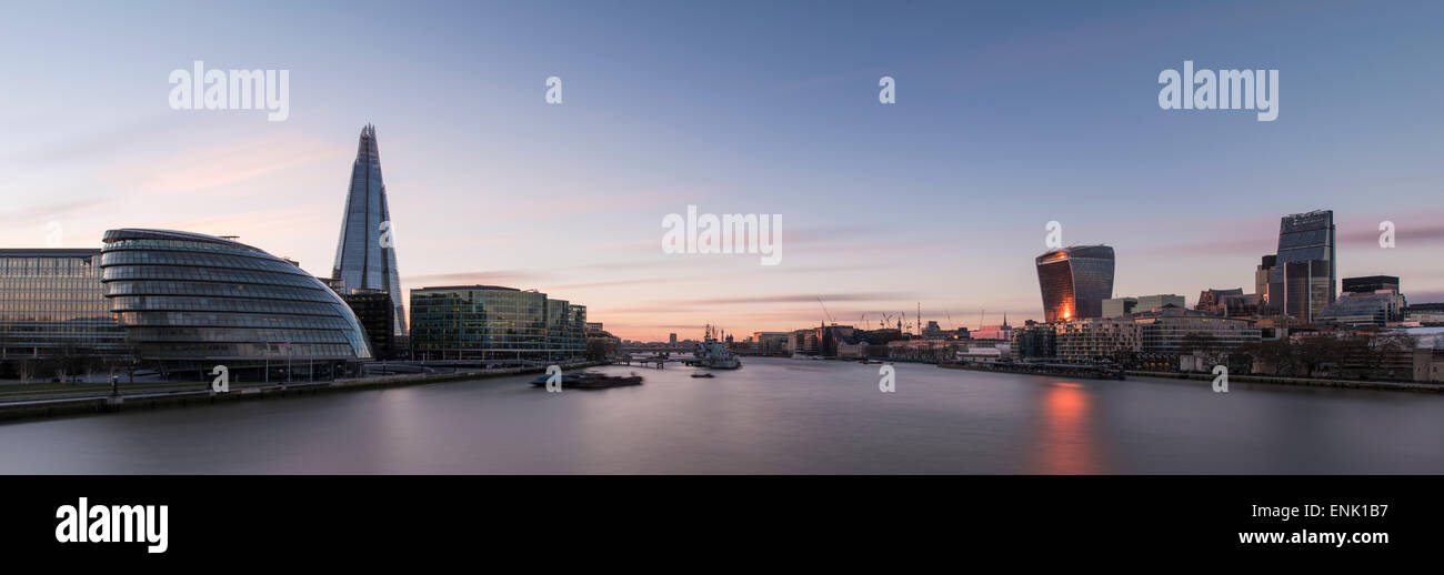 Vue sur le fragment et l'Hôtel de ville de Tower Bridge et de la Tamise de nuit, Londres, Angleterre, Royaume-Uni, Europe Banque D'Images