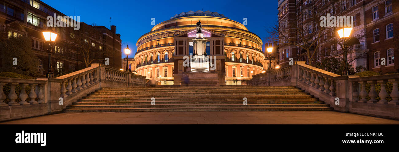 Extérieur de la Royal Albert Hall de nuit, Kensington, Londres, Angleterre, Royaume-Uni, Europe Banque D'Images