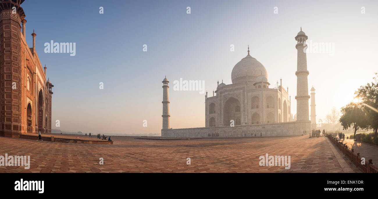 L'aube au Taj Mahal, UNESCO World Heritage Site, Agra, Uttar Pradesh, Inde, Asie Banque D'Images