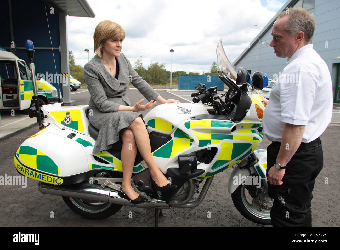 L'Ecosse puis vice-premier ministre et le ministre de la santé, à l'Exécutif écossais, Nicola Sturgeon MSP, illustré parler aux membres du personnel lors d'une visite officielle dans un nouveau poste d'ambulances à Peffermill, Édimbourg en 2007. Mme Sturgeon est devenu Premier Ministre de l'Écosse en 2014, succédant à Alex Salmond. Elle a dirigé le parti à son meilleur résultat jamais au Royaume-Uni Élection générale de 2015. Banque D'Images