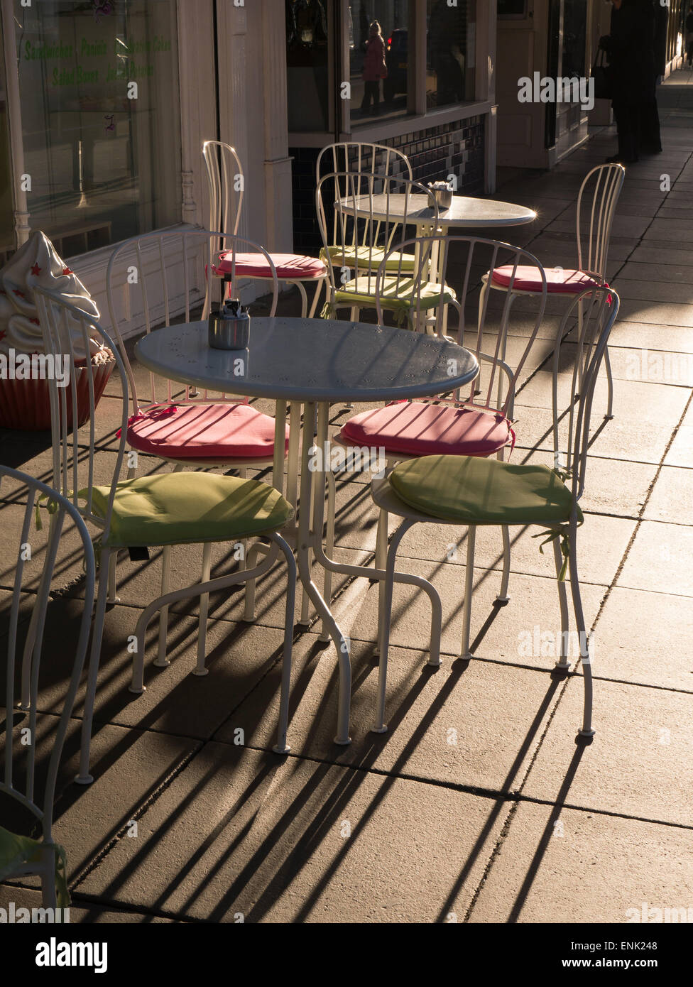Pavement Cafe Table et chaises Banque D'Images