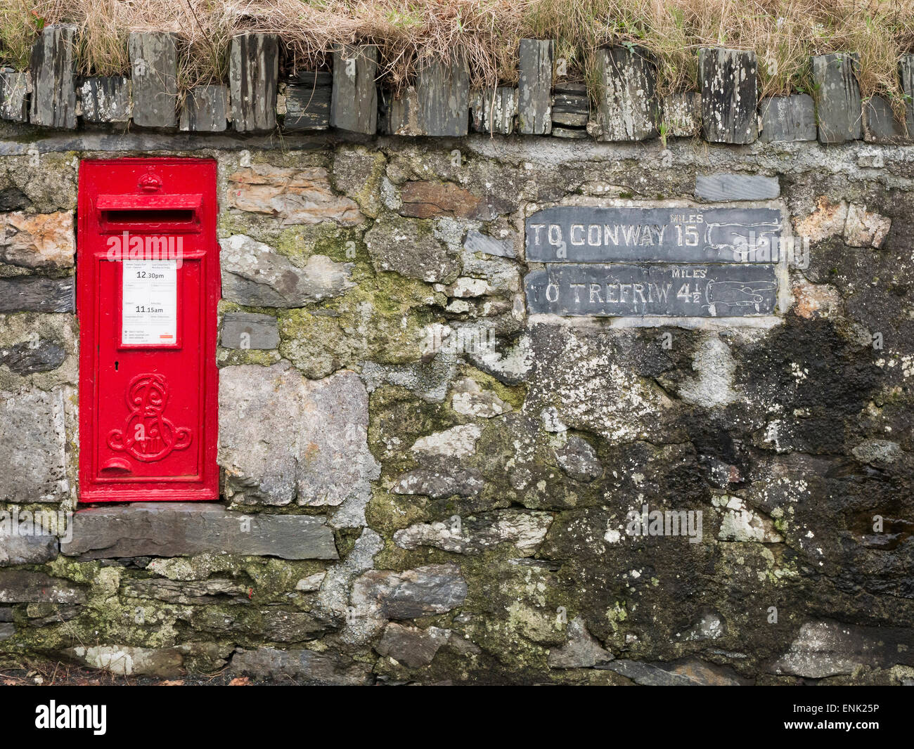 Post Box en mur, Betws-Y-coed, Conwy, au nord du Pays de Galles Banque D'Images