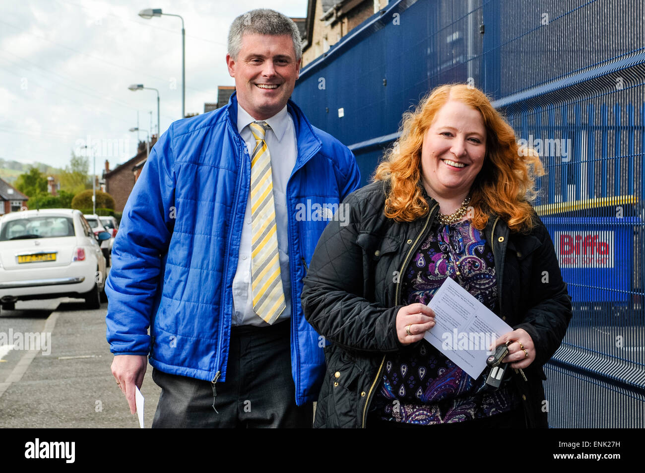 Belfast, en Irlande du Nord, Royaume-Uni. 7 mai, 2015. - Naomi Long MP (Alliance) et son mari arrivent à exercer leur droit de vote, que la bataille pour la circonscription de Westminster à l'Est continue de Belfast. Les partisans de DUP ont été les arrêts pour récupérer le siège après Mme Long a pris le siège de Peter Robinson dans un choc. Crédit : Stephen Barnes/Alamy Live News Banque D'Images