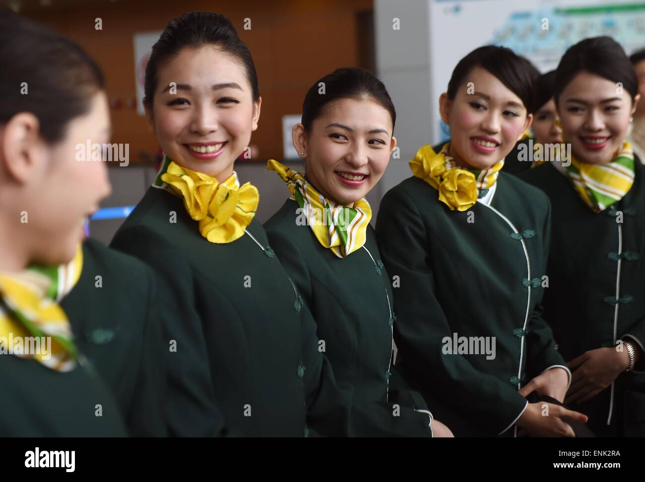 (150507) -- SHANGHAI, 7 mai 2015 (Xinhua) -- Les agents de bord du sud-est de la Chine Taïwan sont accueillis à l'Aéroport International de Pudong à Shanghai, à l'est de la Chine, le 7 mai 2015. Vingt-quatre agents de bord en provenance de Taïwan ont rejoint le budget de Shanghai Airlines et printemps transporteur servira sur les vols à partir de jeudi. (Xinhua) (mcg) Banque D'Images