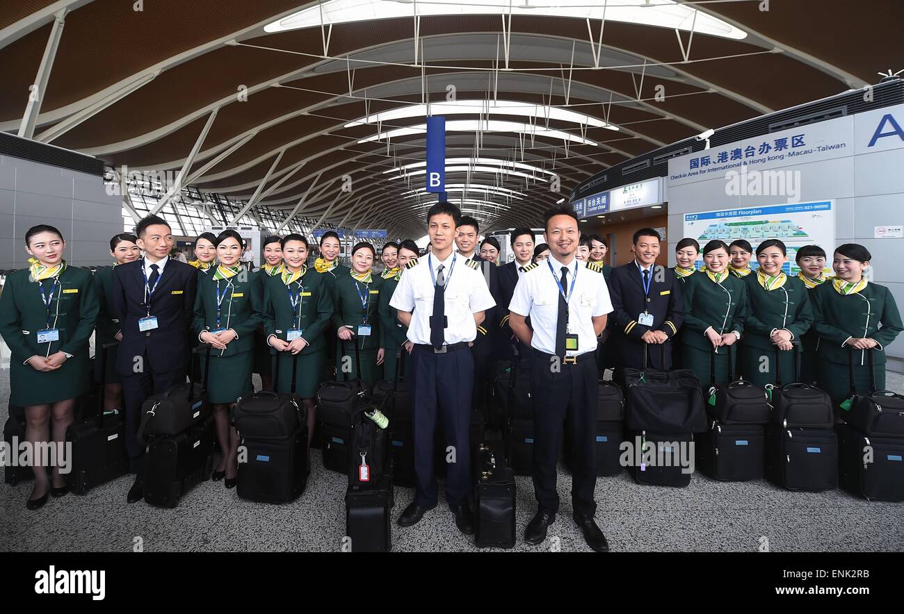 (150507) -- SHANGHAI, 7 mai 2015 (Xinhua) -- Les agents de bord du sud-est de la Chine Taiwan posent pour une photo de groupe à l'Aéroport International de Pudong à Shanghai, à l'est de la Chine, le 7 mai 2015. Vingt-quatre agents de bord en provenance de Taïwan ont rejoint le budget de Shanghai Airlines et printemps transporteur servira sur les vols à partir de jeudi. (Xinhua) (mcg) Banque D'Images