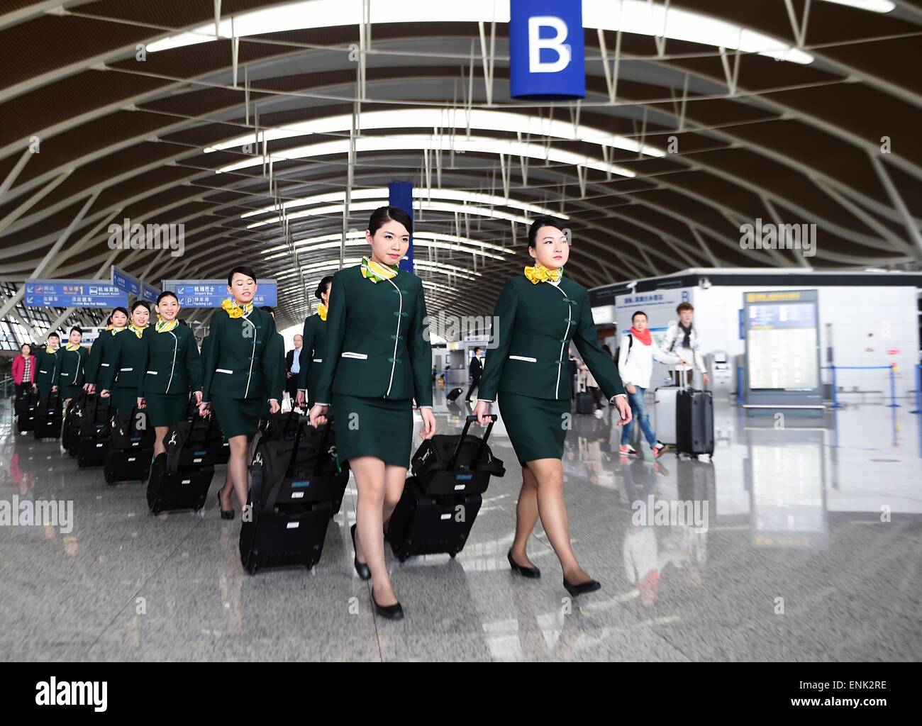 (150507) -- SHANGHAI, 7 mai 2015 (Xinhua) -- Les agents de bord du sud-est de la Chine Taïwan sont accueillis à l'Aéroport International de Pudong à Shanghai, à l'est de la Chine, le 7 mai 2015. Vingt-quatre agents de bord en provenance de Taïwan ont rejoint le budget de Shanghai Airlines et printemps transporteur servira sur les vols à partir de jeudi. (Xinhua) (mcg) Banque D'Images