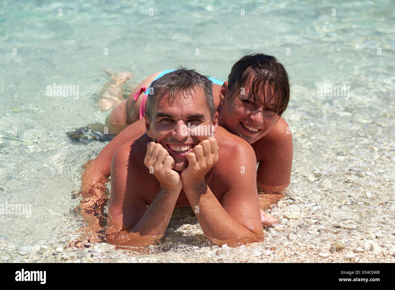 Portrait of cheerful couple dans la mer tropicale Banque D'Images