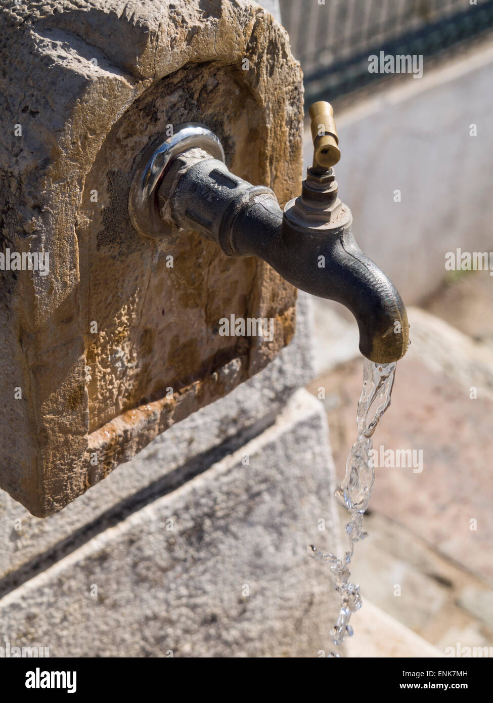 Fontaine publique d'eau manufacturée Banque D'Images