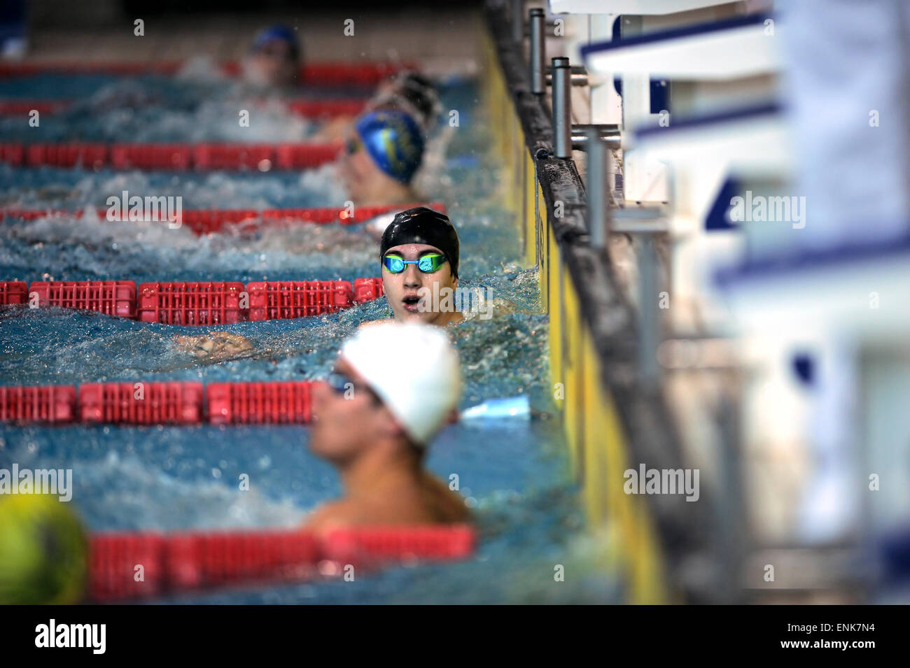 Swimmer looking at camera après une course de natation Banque D'Images