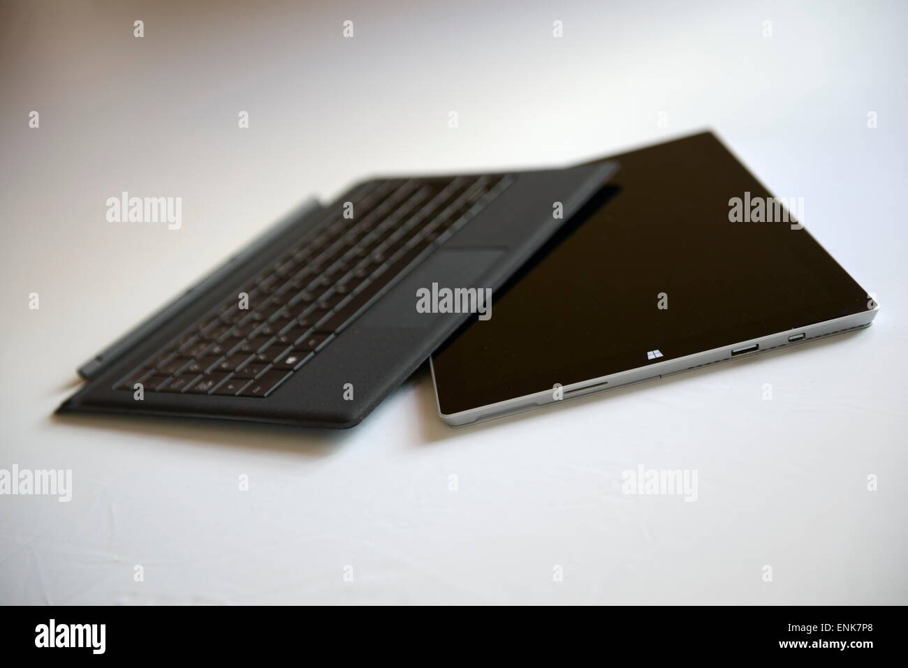 Microsoft Surface Pro 3 PC Tablet computer cut out isolé sur fond blanc Banque D'Images