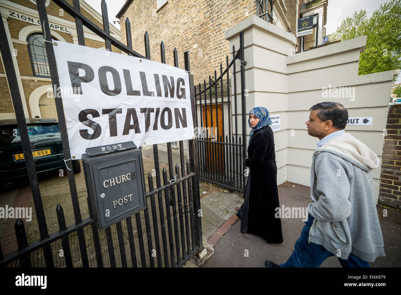 Londres, Royaume-Uni. 7 mai, 2015. Bureau de vote à New Cross Road Baptist Church sur les élections générales 2015 Jour du scrutin Circonscription Deptford Lewisham Crédit : Guy Josse/Alamy Live News Banque D'Images