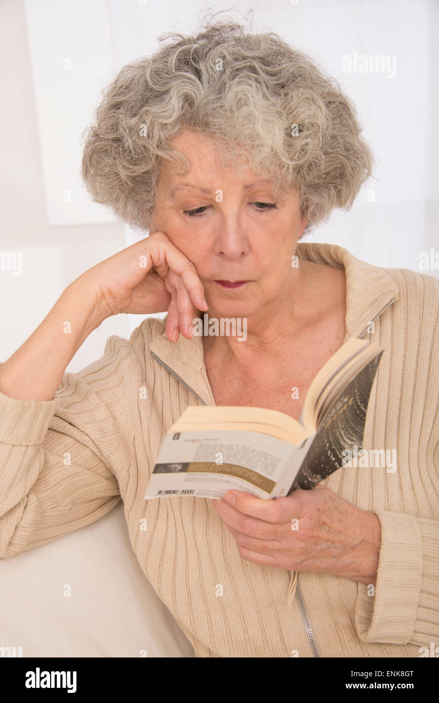 Livre de lecture de personne âgée Banque de photographies et d’images à haute résolution Alamy