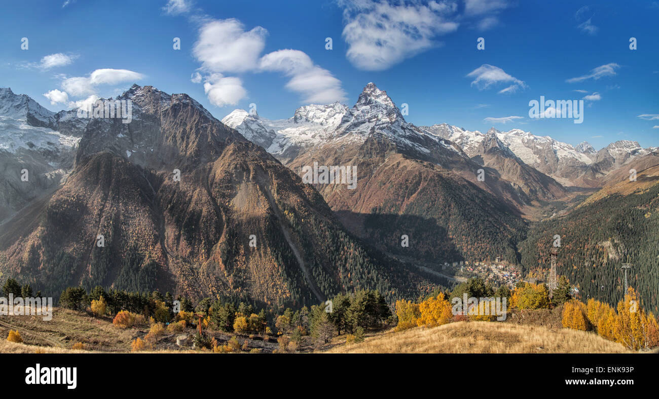 Dombai - une zone montagneuse dans Karachay-Cherkessia dans le Kouban bassin dans le Caucase du Nord en Russie Banque D'Images