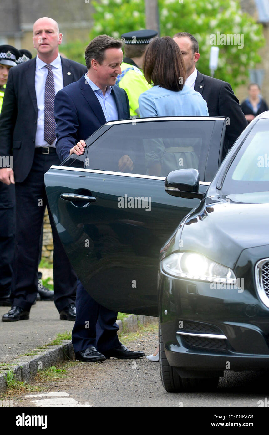 Spelsbury, Witney, Oxon, UK. 7 mai, 2015. Le premier ministre David Cameron et Samantha arrivant à un bureau de scrutin pour voter dans l'élection générale du 6 mai 2015 en Angleterre, Spelsbury photo de David White/Alamy Live News Banque D'Images