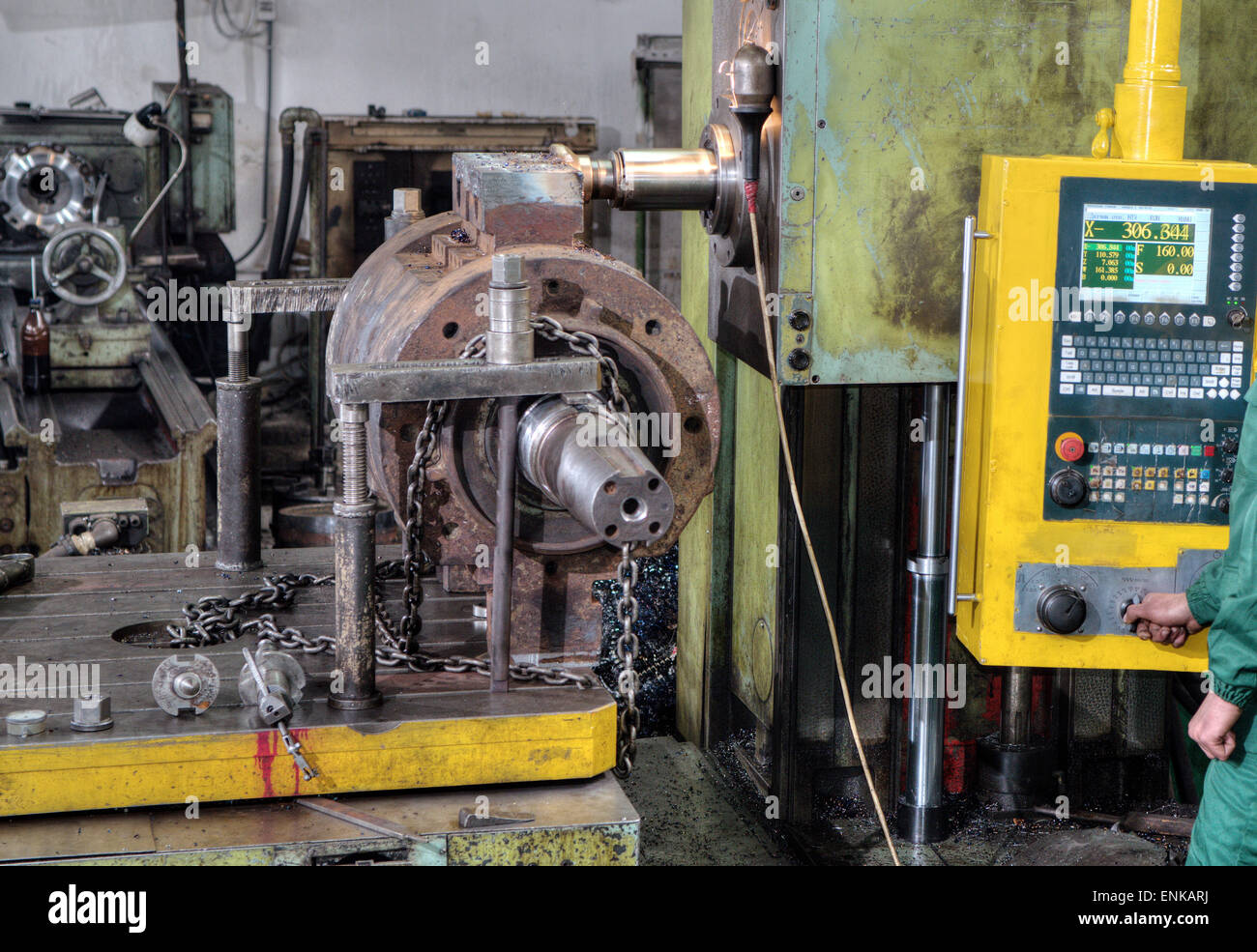 Face à l'exploitation d'un métal blanc à faire tourner la machine avec outil de coupe Banque D'Images