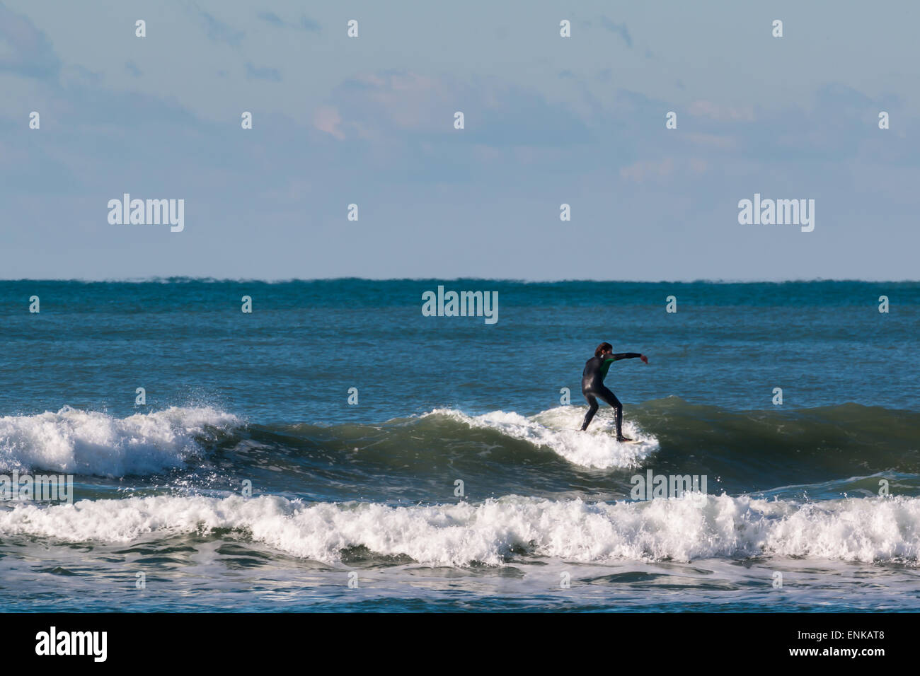 Surfer la vague de néoprène noir Banque D'Images