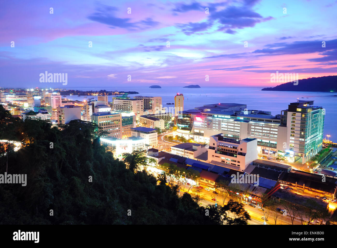 Kota Kinabalu paysage de nuit pendant le coucher du soleil, Kota Kinabalu est la capitale de l'état de Sabah, situé dans l'Est de la Malaisie. Banque D'Images