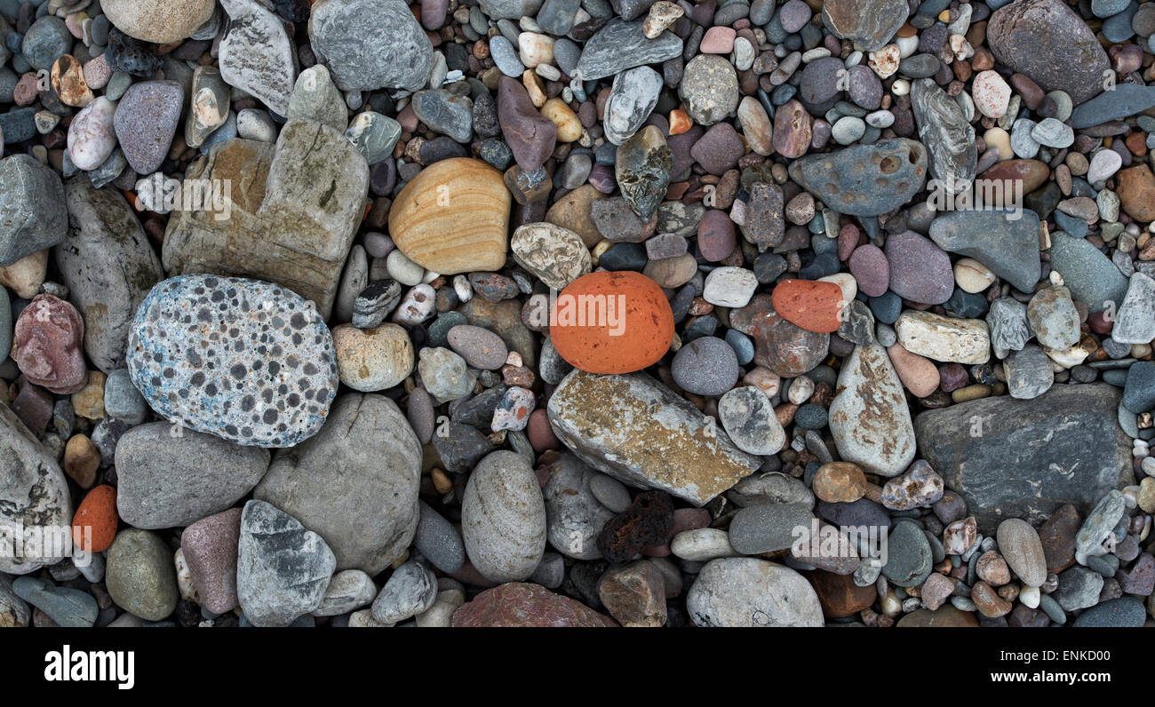 Des cailloux et des pierres sur une plage sur la côte de Northumberland. UK. Vue panoramique Banque D'Images