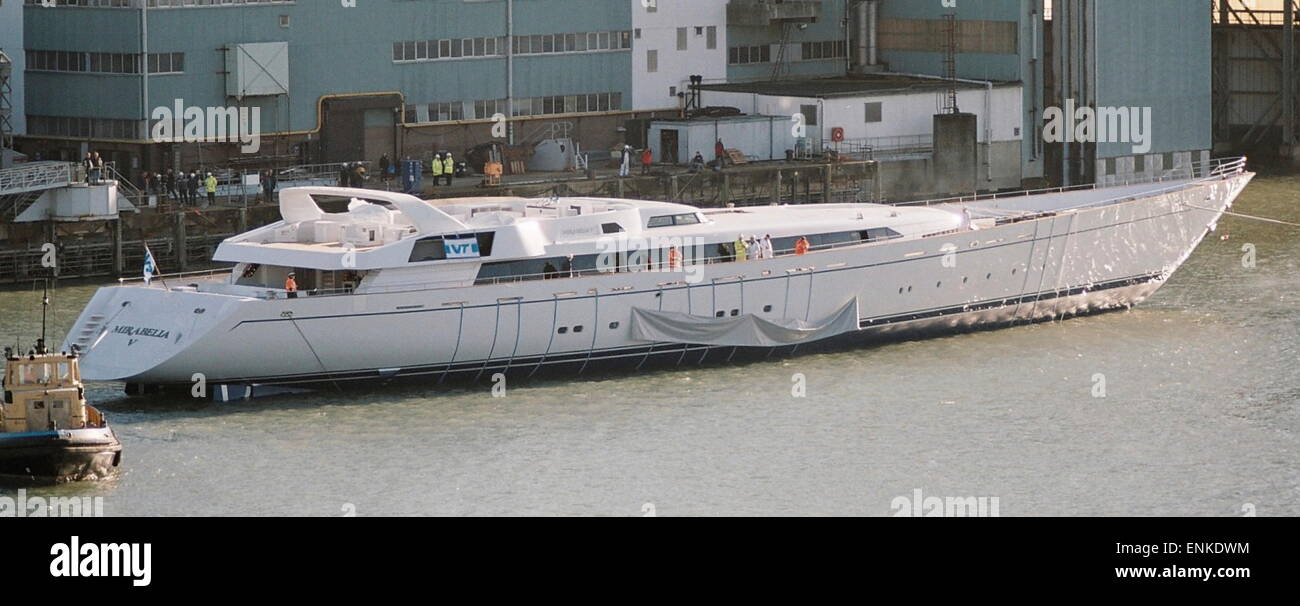 Nouvelles photos d'AJAX. (O-1) Southampton (Angleterre). 26 novembre 2003. - Première et dernière - Mirabella V, à 75m (250ft), la plus longue voile Location de mâts jamais construit, est le dernier navire à être lancé à partir du chantier naval Vosper 1970 Ford Econoline Rockfield aujourd'hui, mettant fin à 100 ans de la construction navale sur le site. Mirabella V est construit en fibre de verre pour un propriétaire américain et aura une 88.5m (290ft) mât. Photo : Jonathan Eastland/Ajax. Ref 32611 01   TC4925 26 12 Banque D'Images