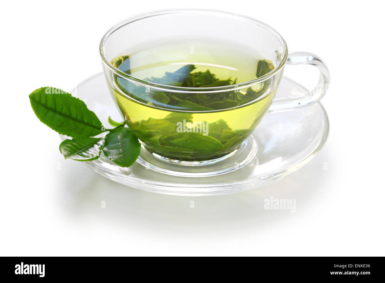 Tasse en verre de thé vert japonais isolé sur fond blanc Banque D'Images