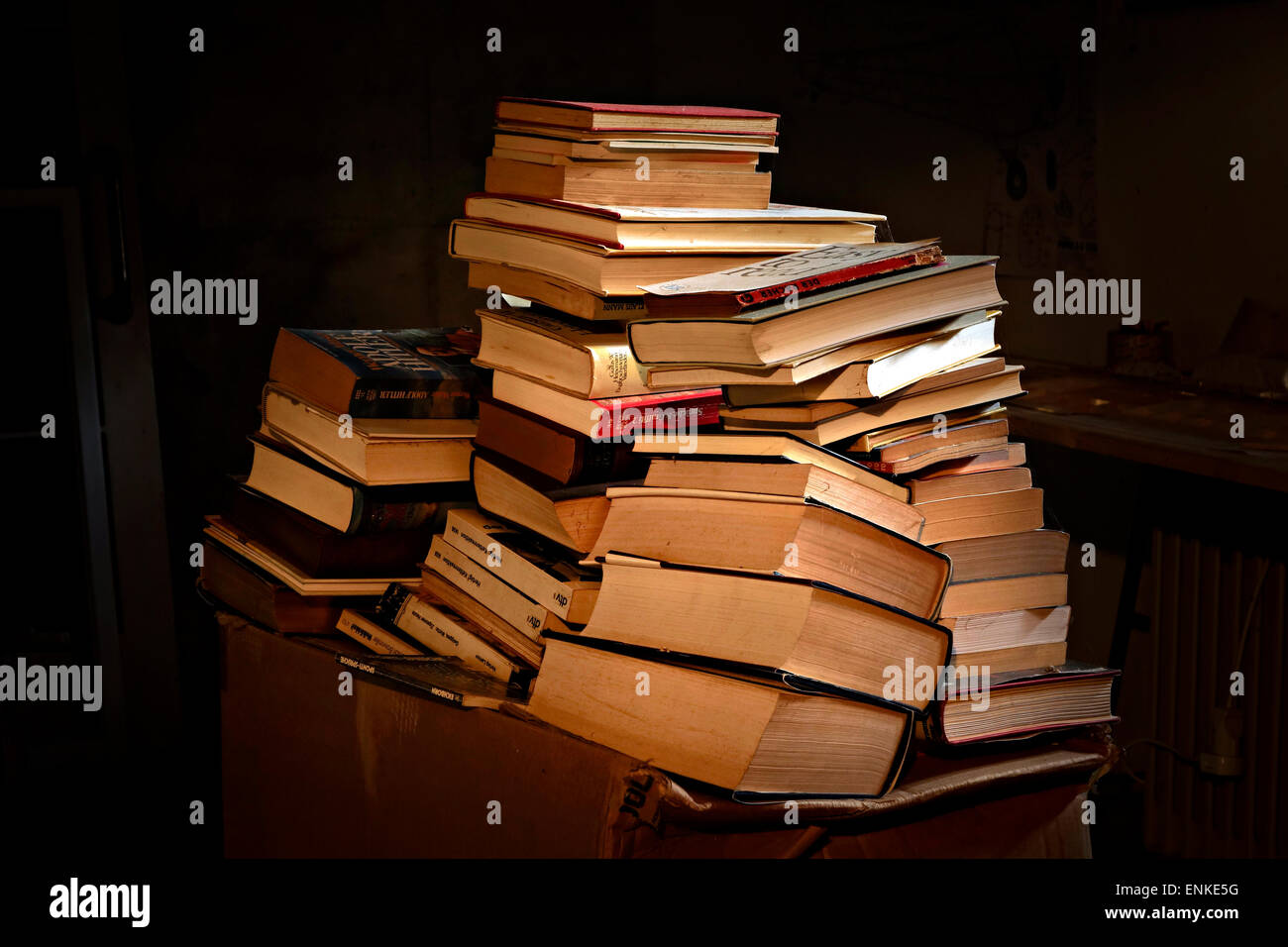 De vieux livres en allemand dans une pièce sombre. Banque D'Images