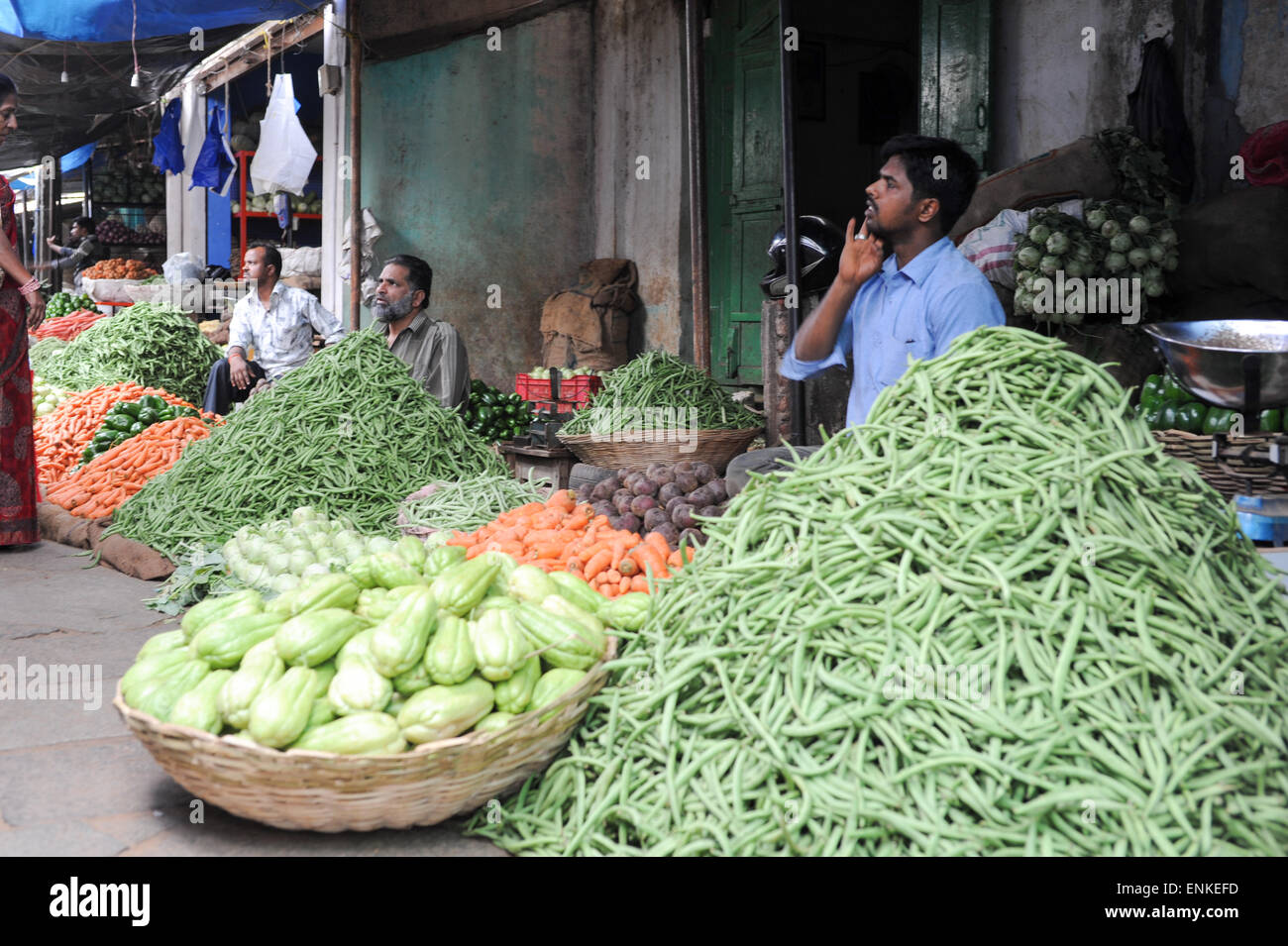 Mysore, Inde - 24 janvier 2015 : fournisseur indien vente de légumes aux clients dans le Devaraja market à Mysore en Inde Banque D'Images
