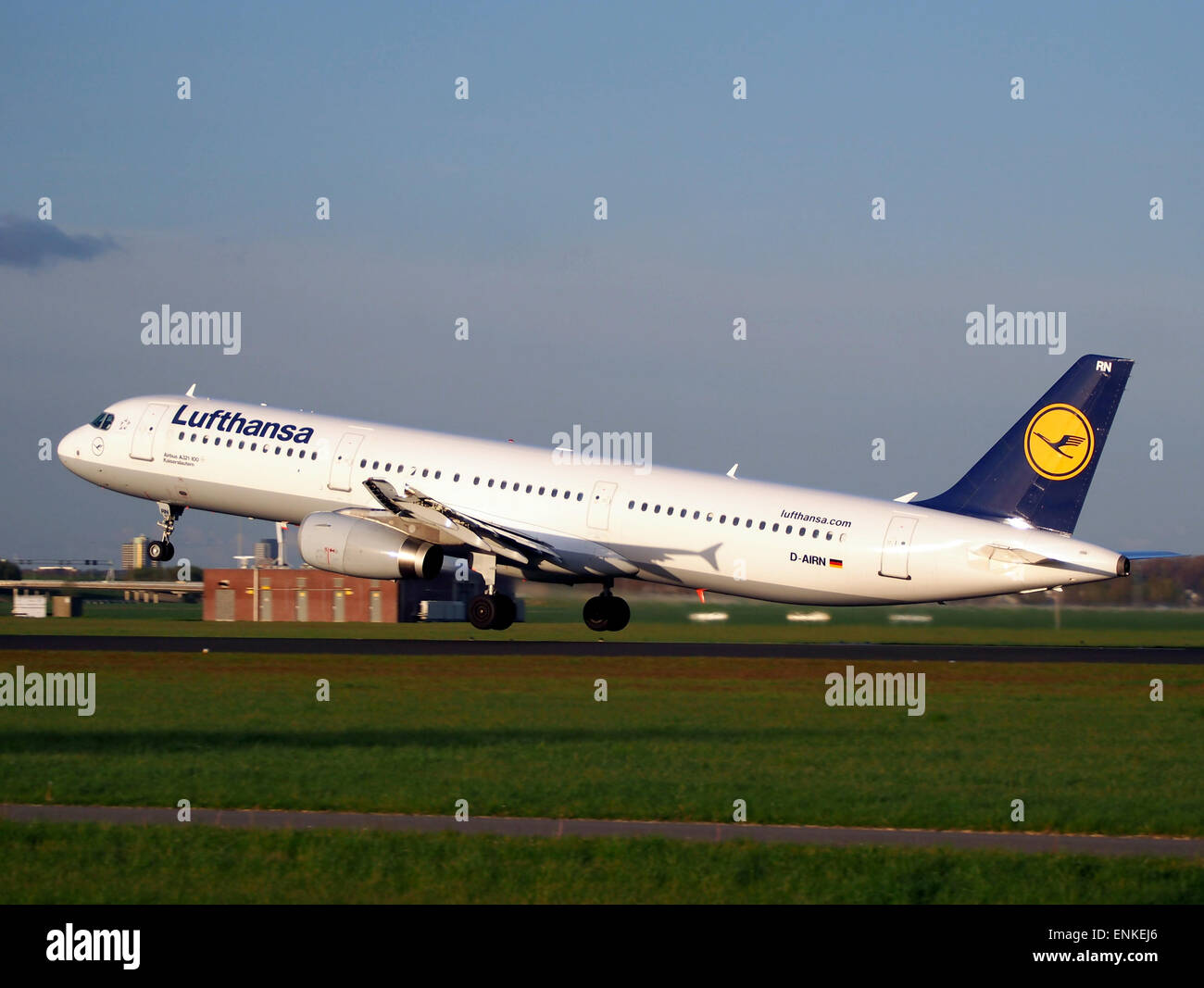 D-AIRN Lufthansa Airbus A321-131 le décollage de Polderbaan, Schiphol (AMS - EHAM) au coucher du soleil, Banque D'Images