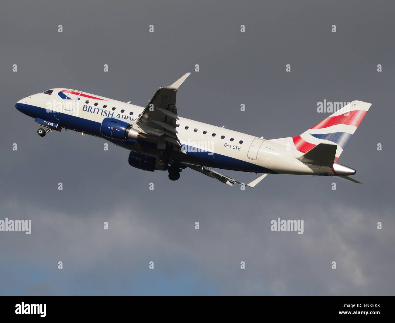 BA CityFlyer G-LCYE EMBRAER 170-175 décollage de Polderbaan, Schiphol (AMS - EHAM) au coucher du soleil, Banque D'Images