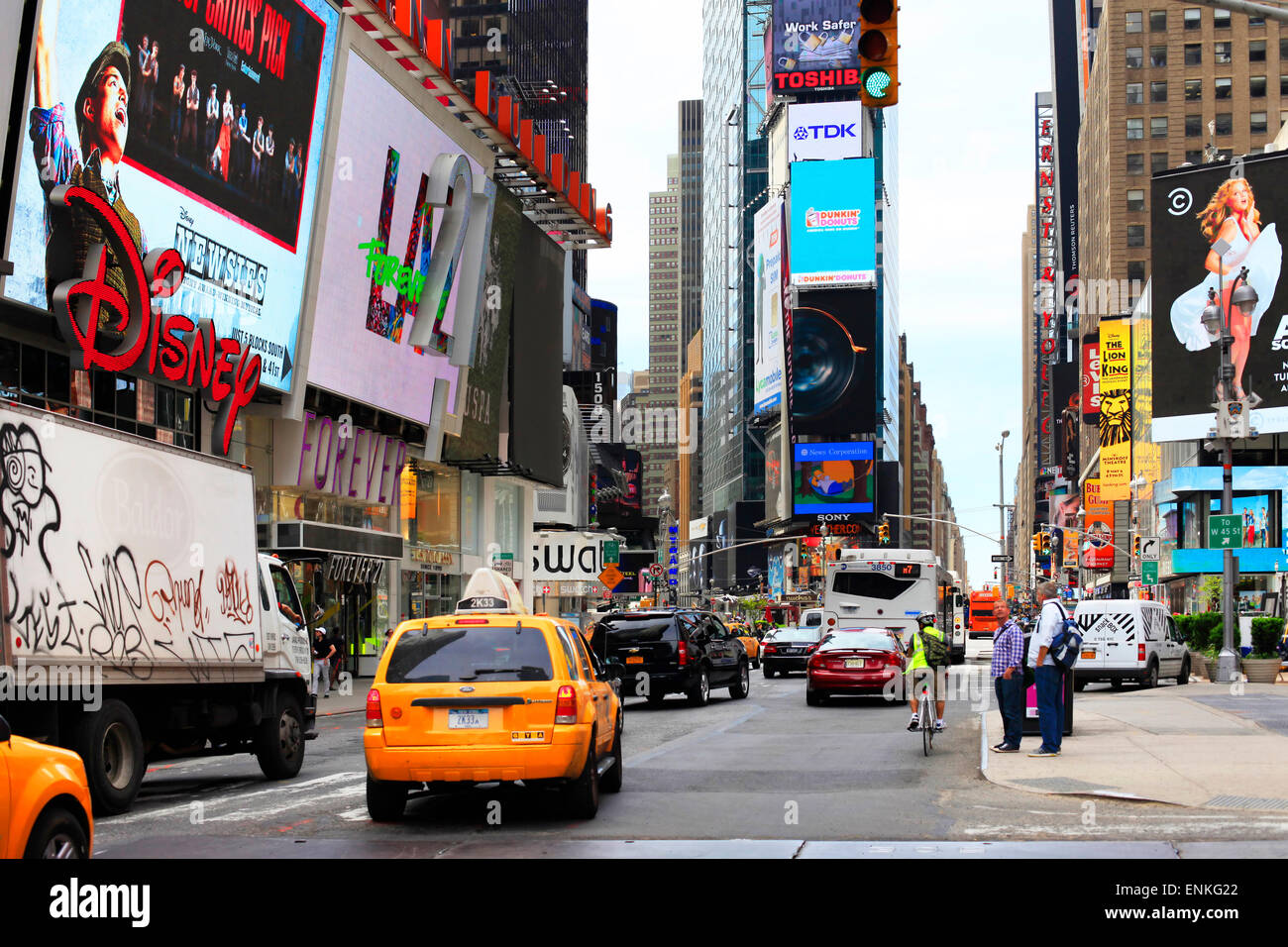 Times Square, les théâtres de Broadway et à grand nombre de panneaux LED, est un symbole de New York Banque D'Images