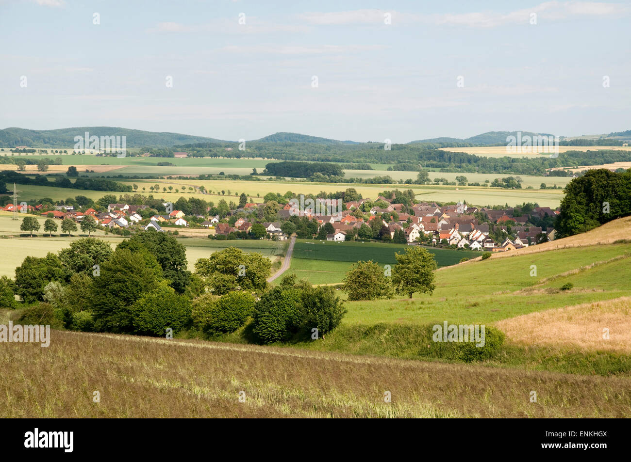 Paysage avec village, Weserbergland, Basse-Saxe, Allemagne Banque D'Images