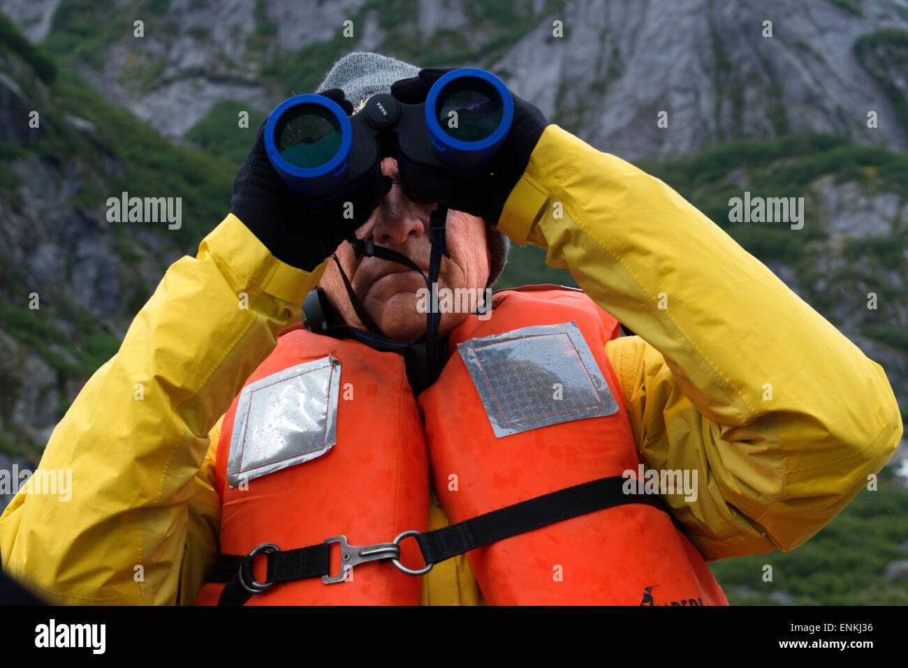 Avec des jumelles de voyageurs sur bateau de croisière safari s'efforcer à l'ancre à gués la terreur, Endicott Arm, la Forêt Nationale Tongass, juin Banque D'Images